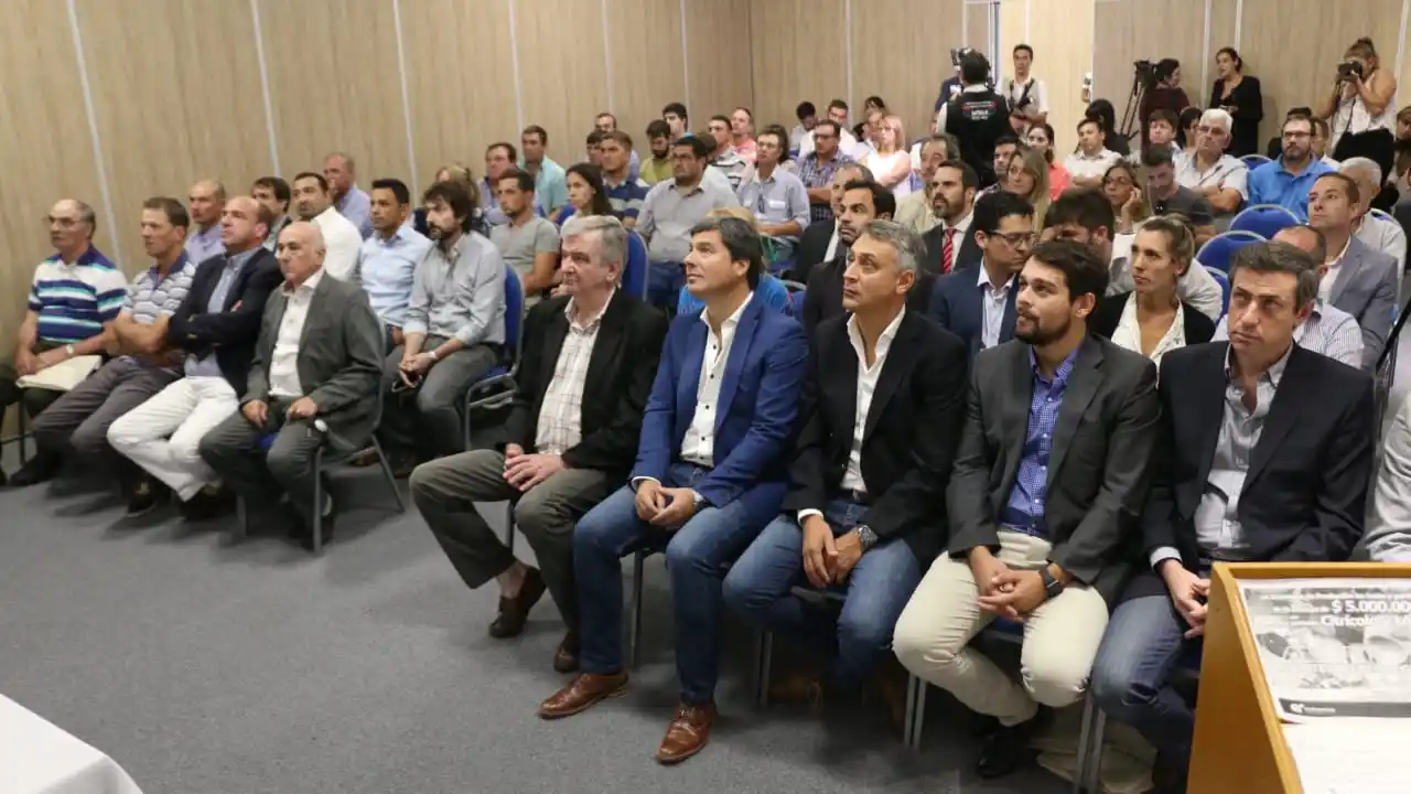 Etchevehere entregó fondos a 15 proyectos productivos de las cadenas láctea y citrícola de la provincia