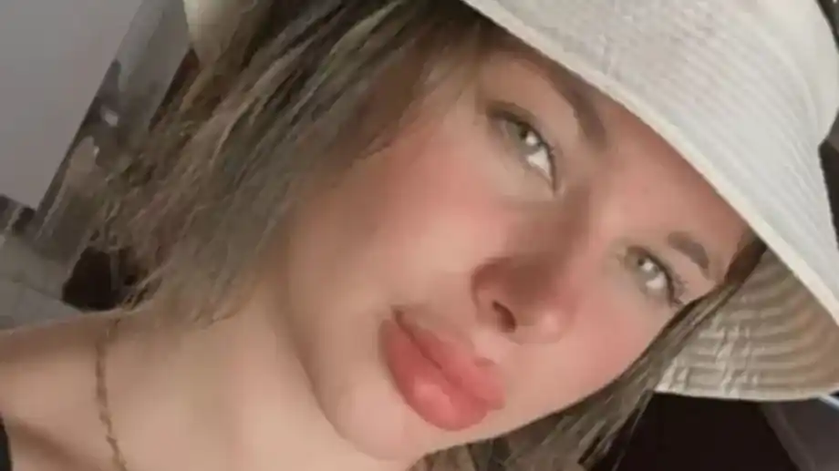 Detuvieron a una modelo e hija de un reconocido empresario, por llevar 22 kilos de cocaína en la mochila de su hija