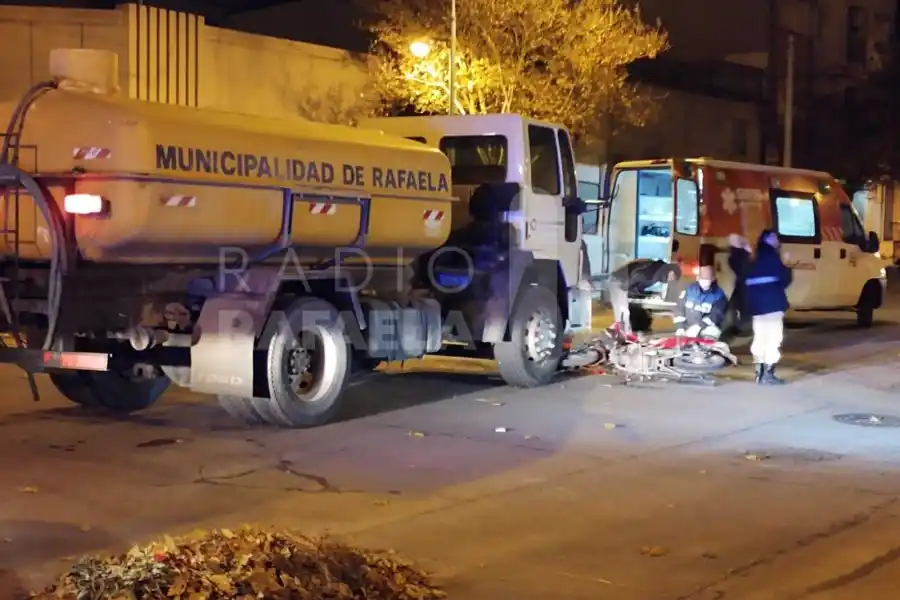Fuerte accidente en barrio Alberdi: un joven motociclista chocó contra un camión y fue hospitalizado