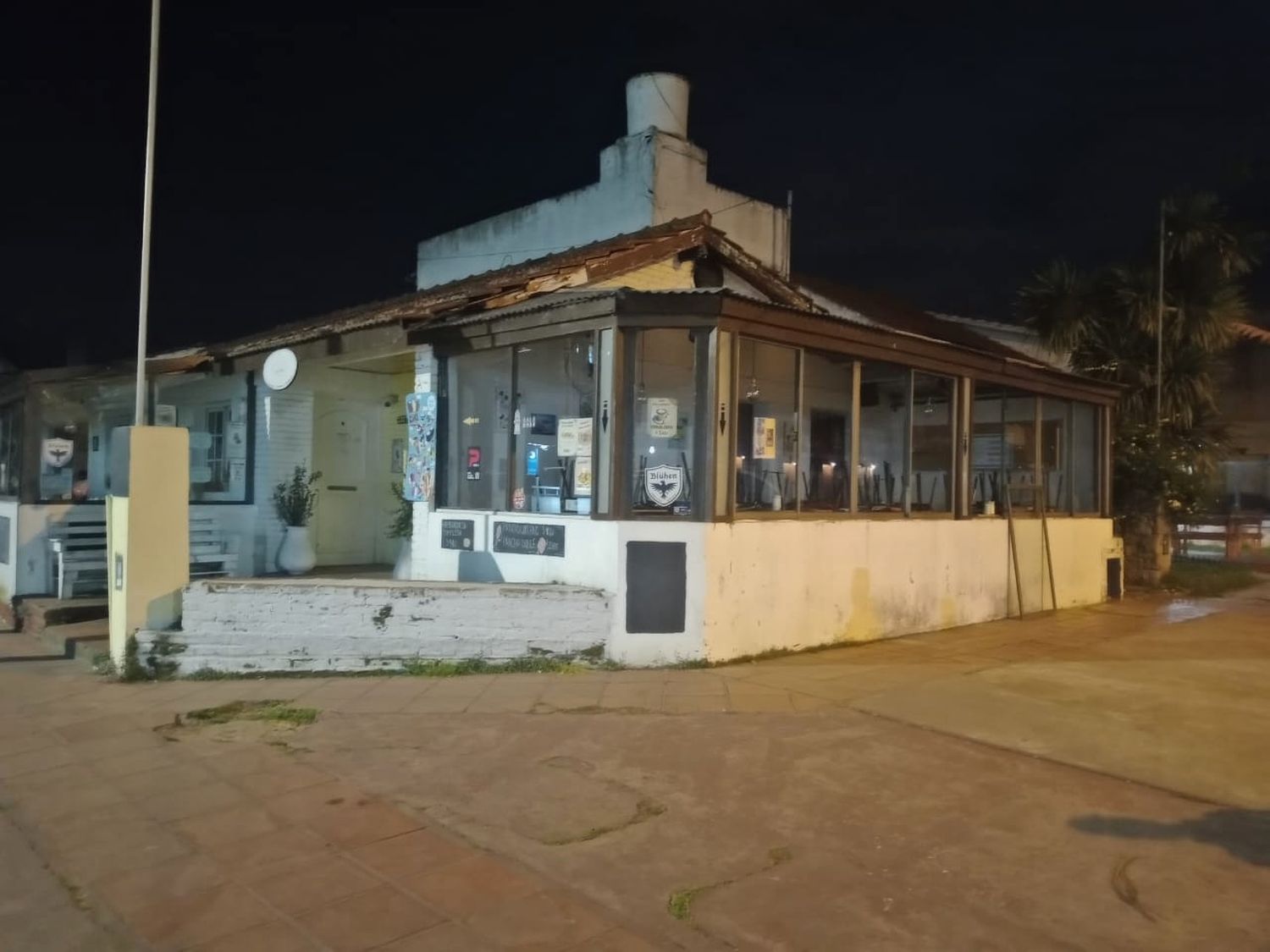 Robó el café que está frente al complejo universitario y se escondió atrás de un banco