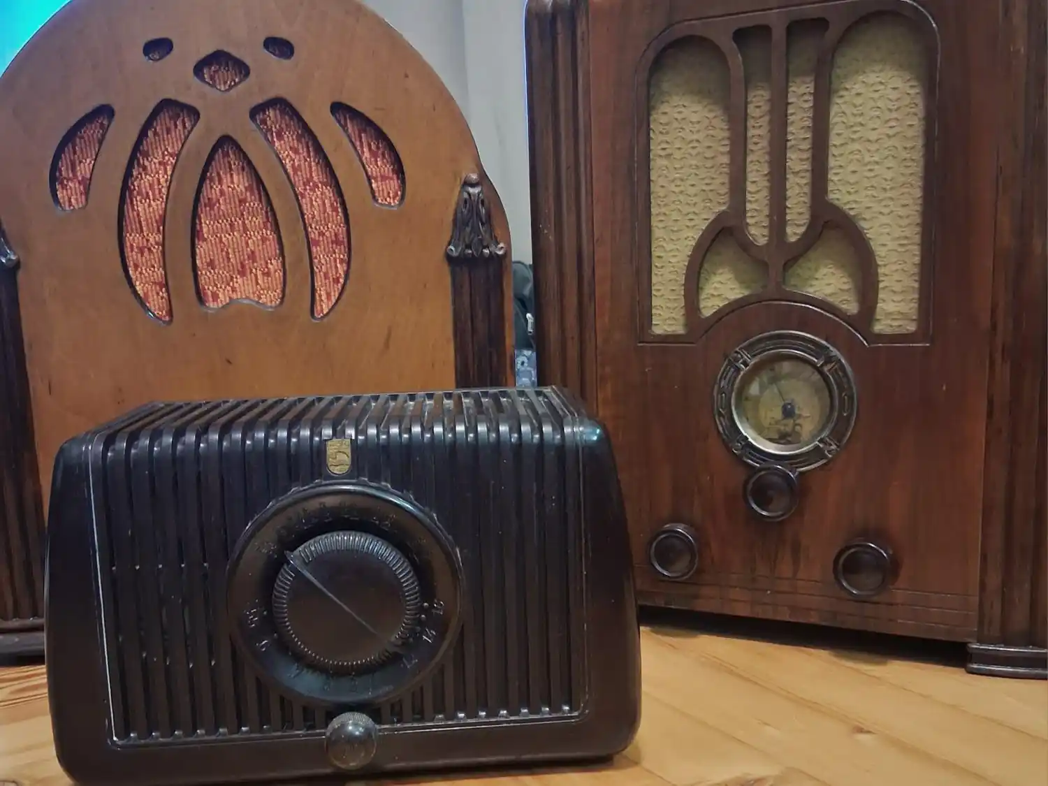 El Museo de la Memoria Popular inaugura una muestra de radios antiguas en Casa De Deken