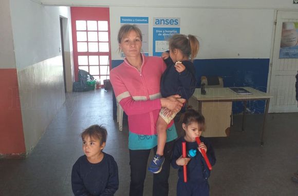 El drama de una mujer que está evacuada hace 3 días junto a sus 8 hijos