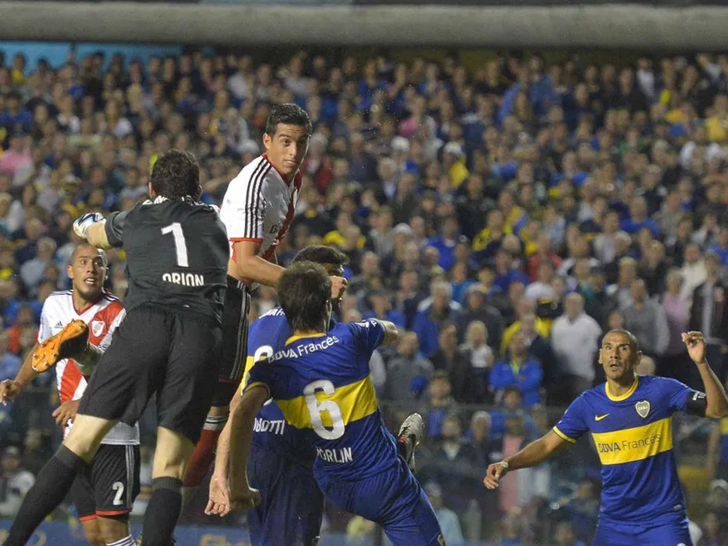 Mudos. Cabezazo y un estadio en silencio por Ramiro Funes Mori.