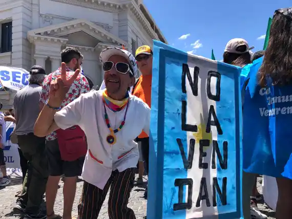 Las fotos de la movilización en Tandil: banderas, pancartas y cánticos contra Milei