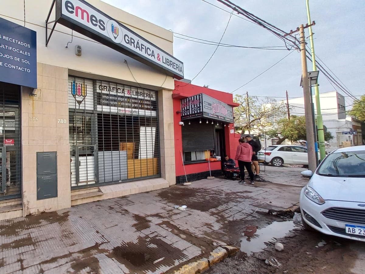 Frente del comercio de Mercedes y su familia.