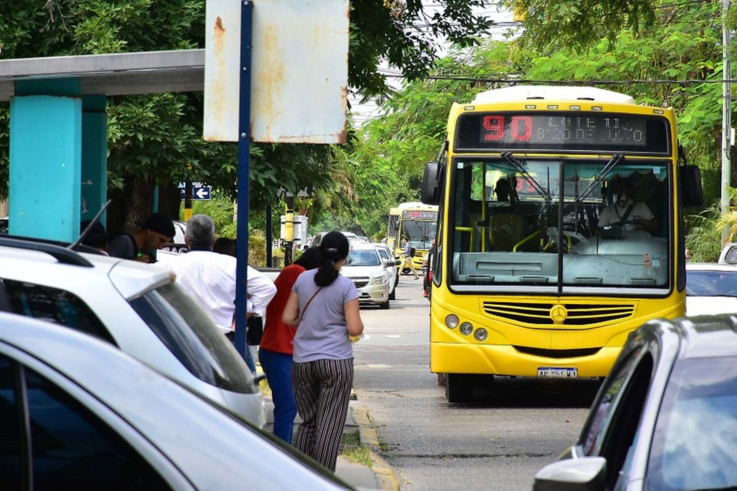 Colectivos: Servicio reducido y demoras por falta de combustible