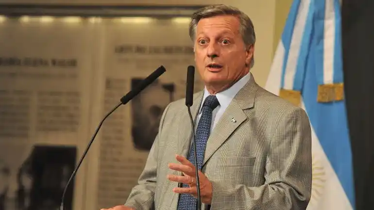 Juan José Aranguren anticipó que habrá cortes de luz en el verano