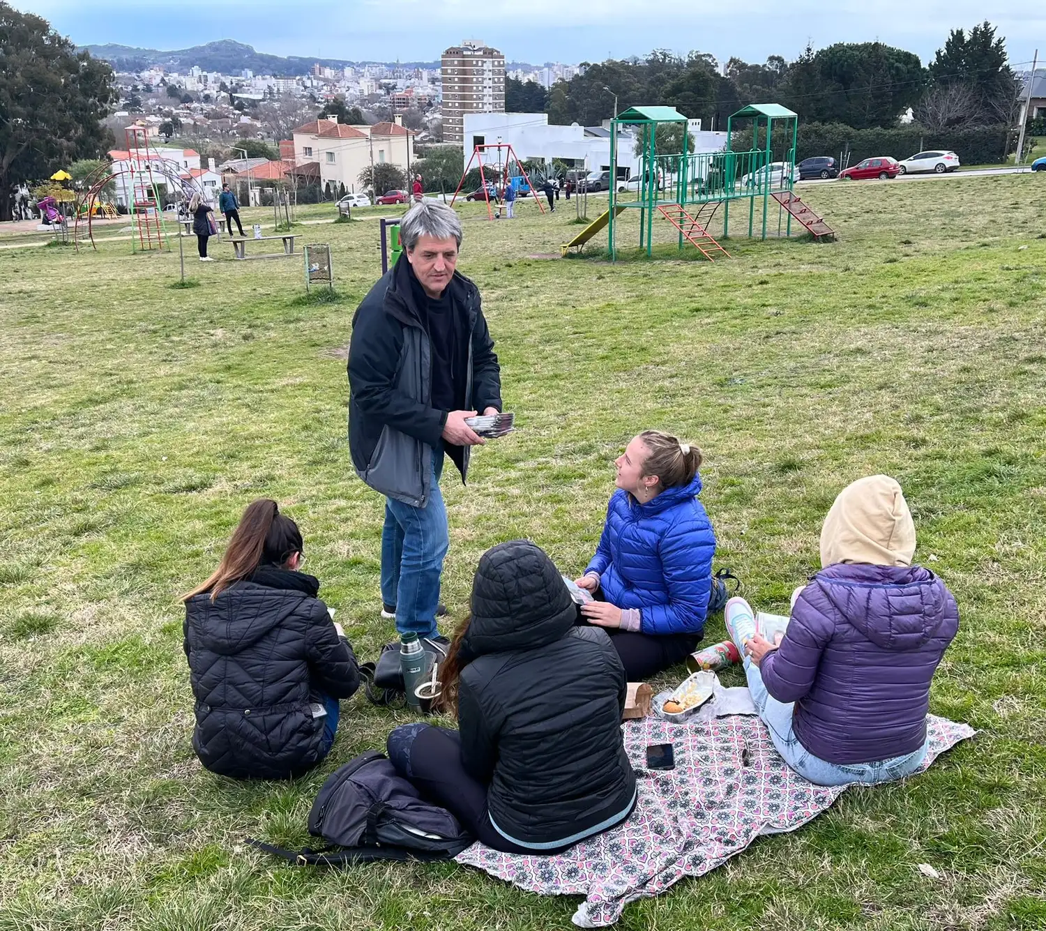 El precandidato Marcos Nicolini entregando boletas y explicando propuestas en los paseos de la ciudad.