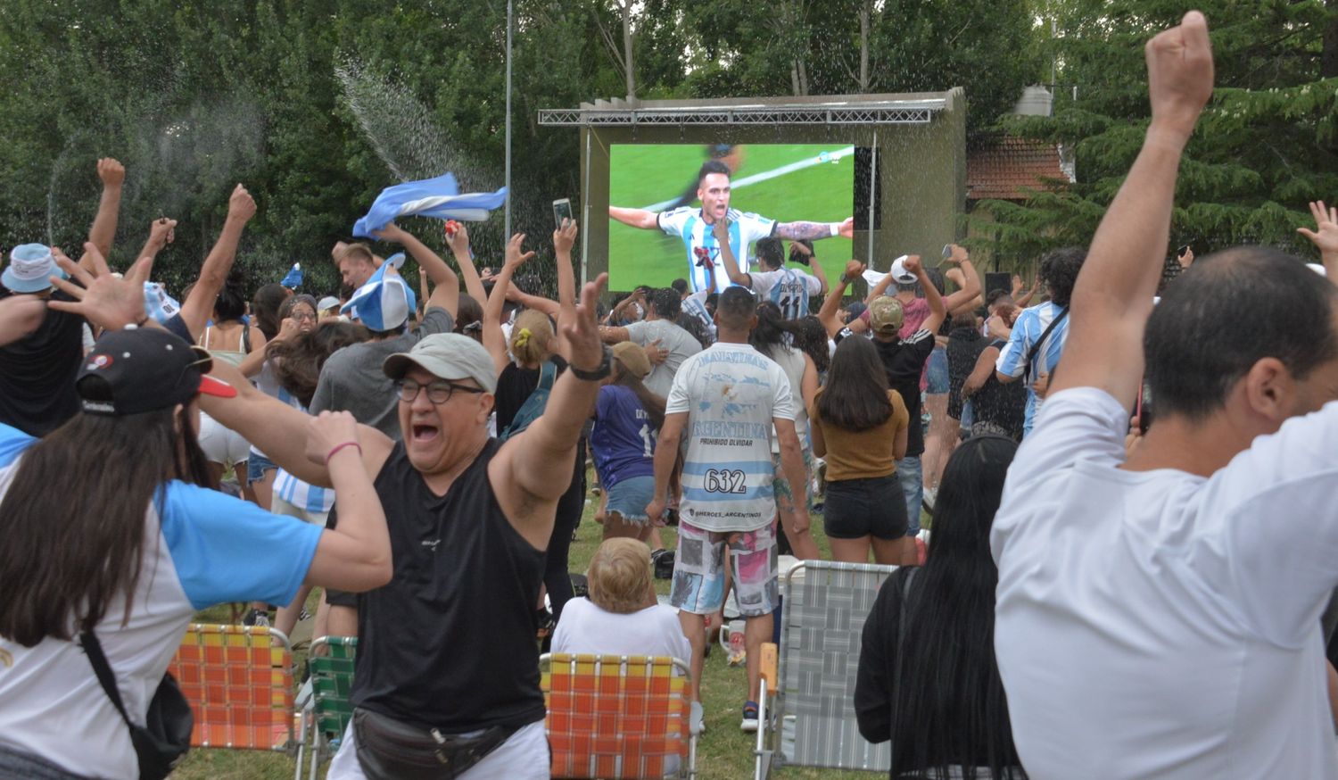 En la pantalla, Martínez festejando el gol del triunfo, en la isla, la explosión de alegría.