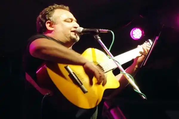 Se presenta en la ciudad El Pato Viganoni, el folklorista que le pone la voz a las causas justas