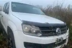 Robaron una camioneta atravesando la vidriera de una concesionaria