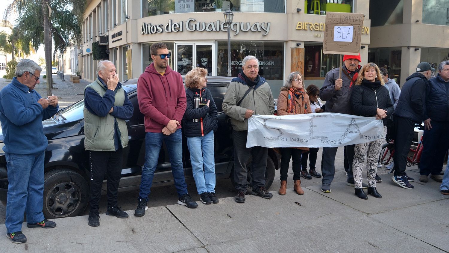Lucecitas se manifestó ante una crisis que pide soluciones urgentes