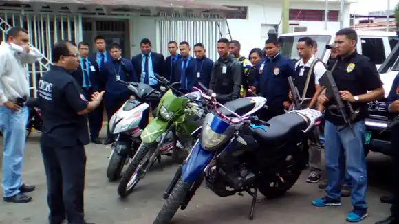 ¡SE CUENTA Y NO SE CREE! A policía acusado de violación LO SACAN A UN HOTEL para una cita conyugal y termina escapando en Apure