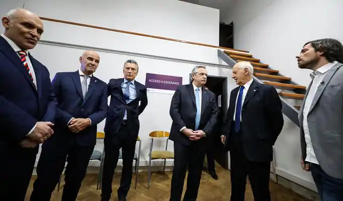 Las perlitas del debate: un reloj que no aparece y un minuto de silencio