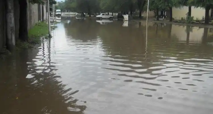 Por la lluvia, calles inundadas