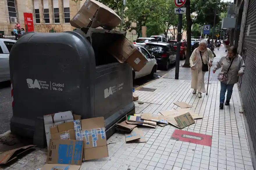 En CABA sancionarán a quienes revuelvan la basura en los contenedores