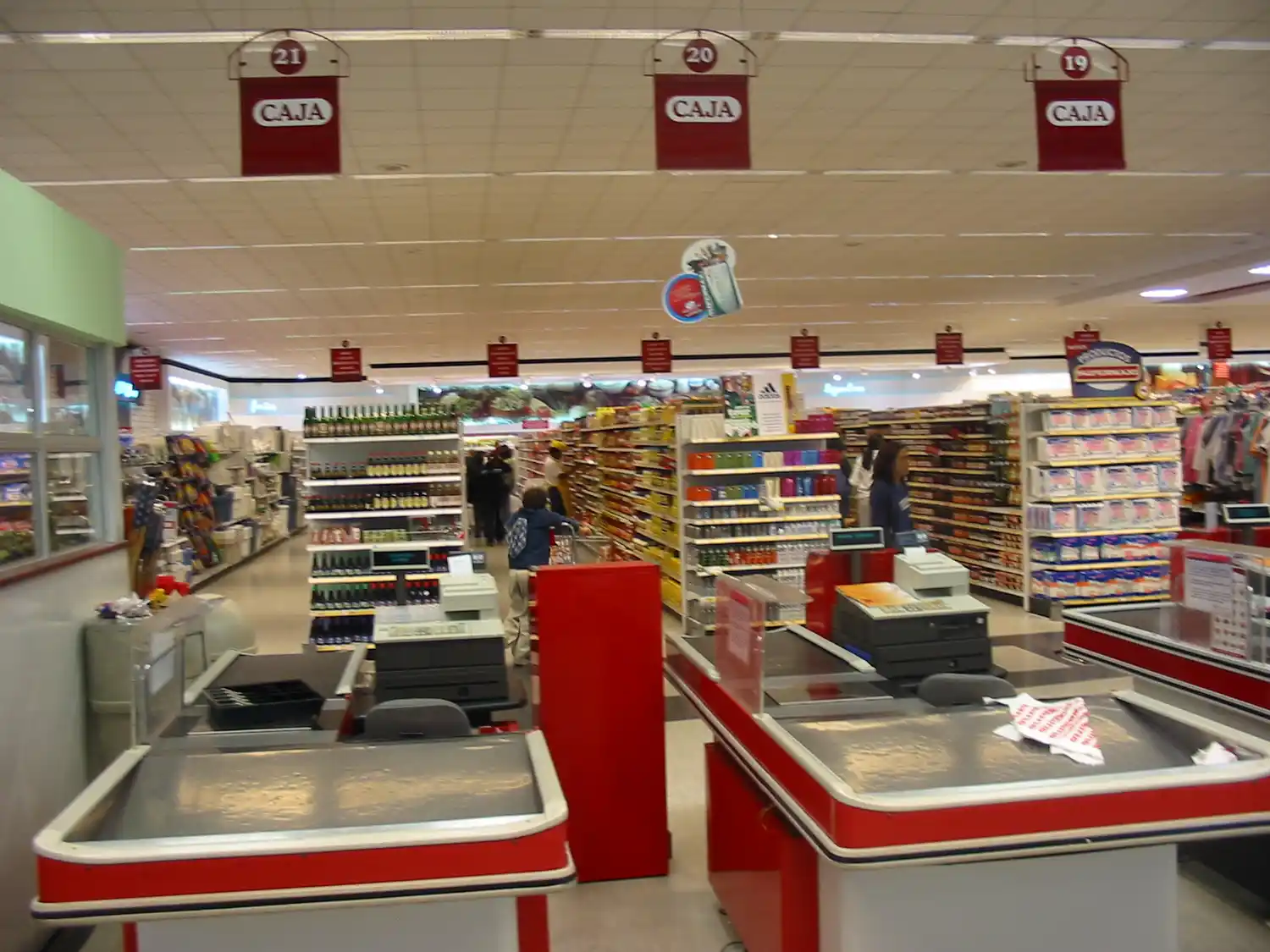 Analizan instalar chips en las cajas de supermercados