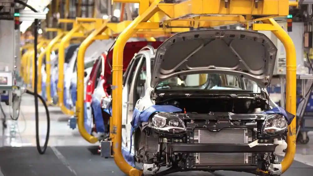 La producción de autos cayó 21,5% interanual en mayo y las ventas mayoristas se desplomaron 39%