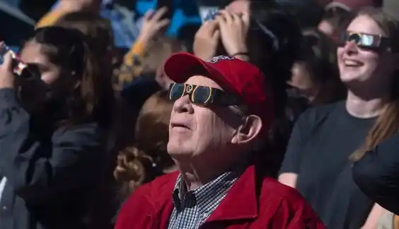 El consejo es simple: lucir prendas rojas y verdes o rodearse de quienes las usen con el fin de realzar el efecto Purkinje a lo largo del eclipse.