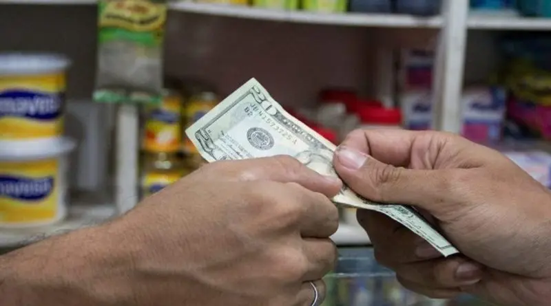 Negocio redondo: ofrecen 18 billetes de 1$ a cambio de un billete de 20$