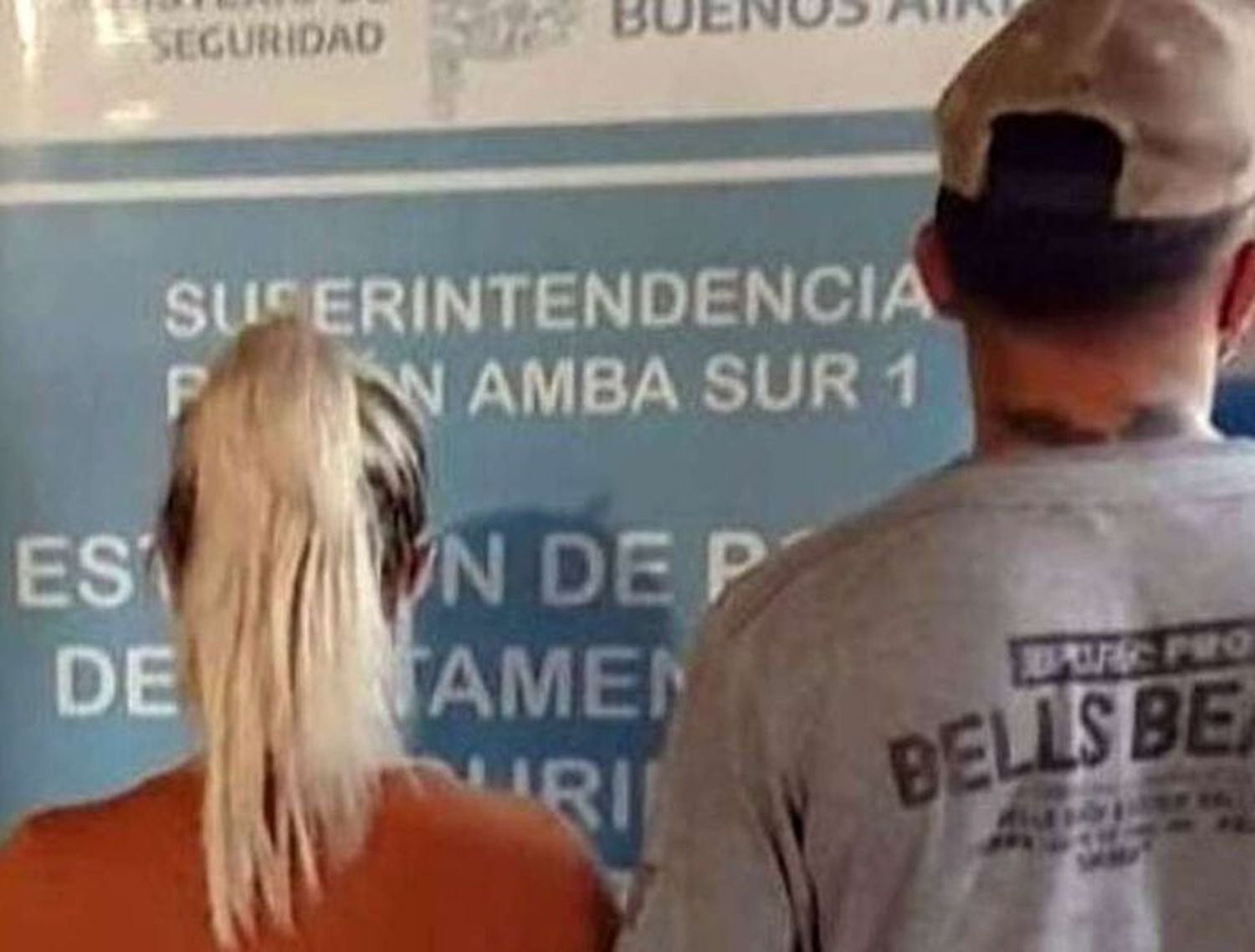 Una pareja fue detenida por bajar del auto a sus hijos para tener relaciones sexuales