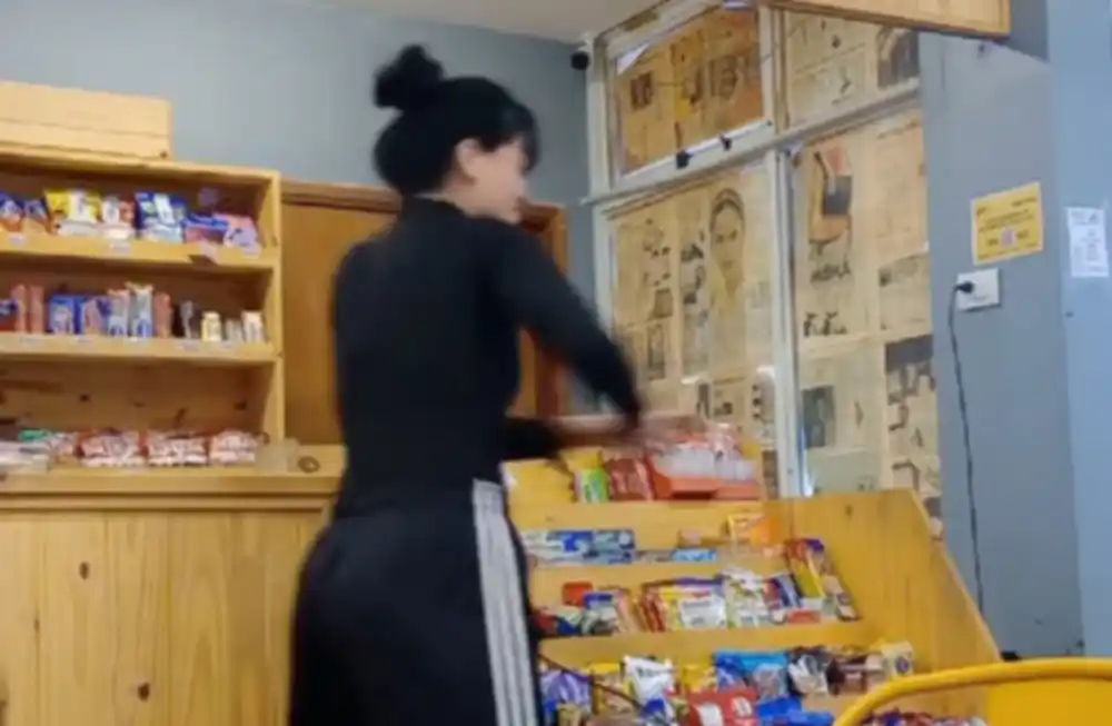 La joven se grabó generando destrozos y lo publicó en sus redes sociales.