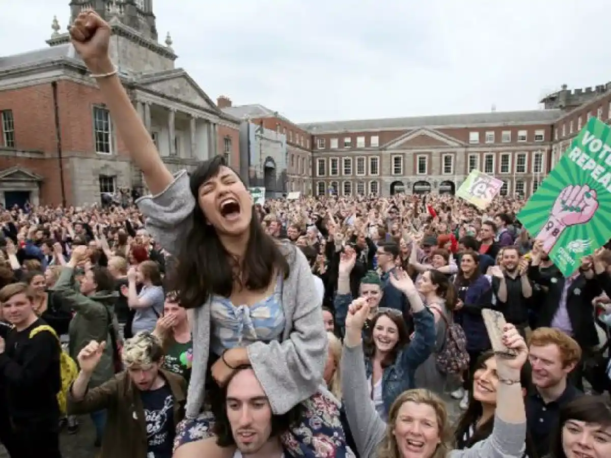 El parlamento irlandés legalizó el aborto