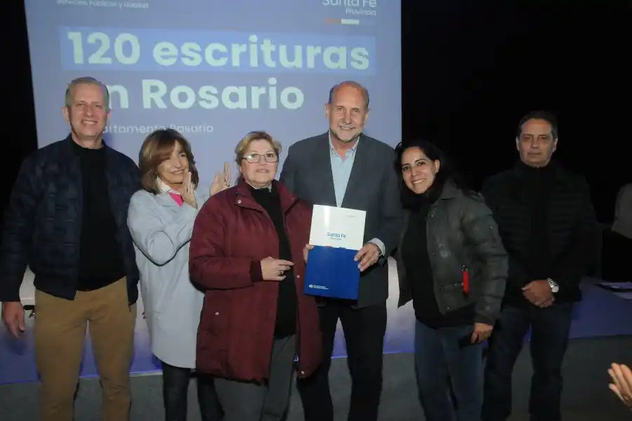 “Quienes cumplieron y juntaron hasta las últimas monedas para pagar las cuotas merecen tener la escritura porque termina el ciclo”, expresó el gobernador.