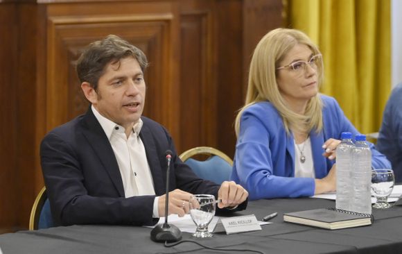 Kicillof recibe a los intendentes peronistas, entre ellos Salazar, para analizar el futuro tras el triunfo de Milei