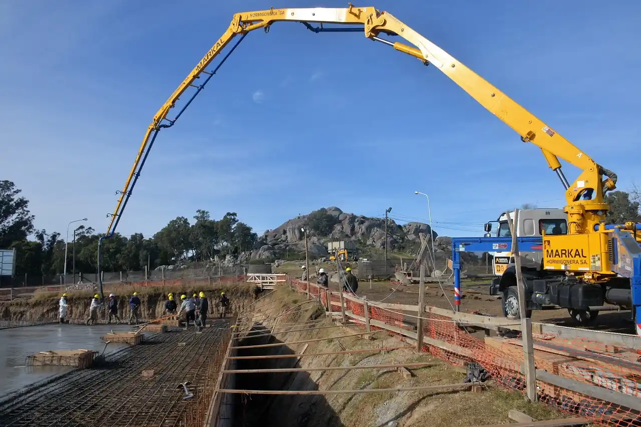 Continúan con las obras de construcción de la cisterna de agua en La Movediza