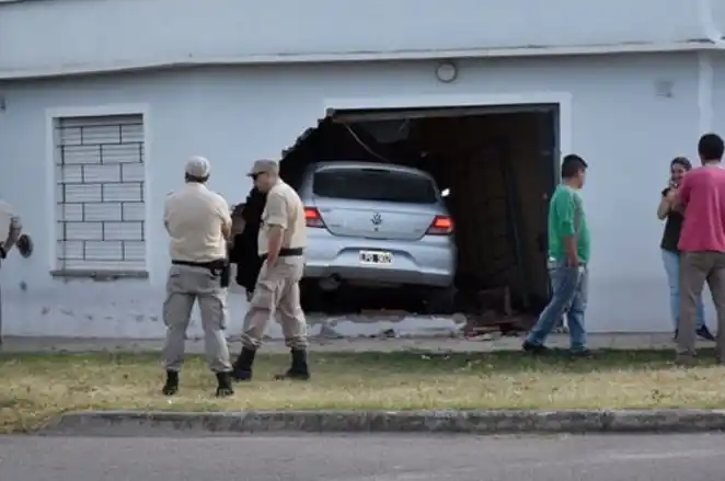 Trató de esquivar un auto y terminó metido en el living de una casa    