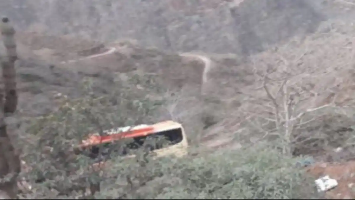 Autobús cae por abismo en Perú y deja 13 muertos