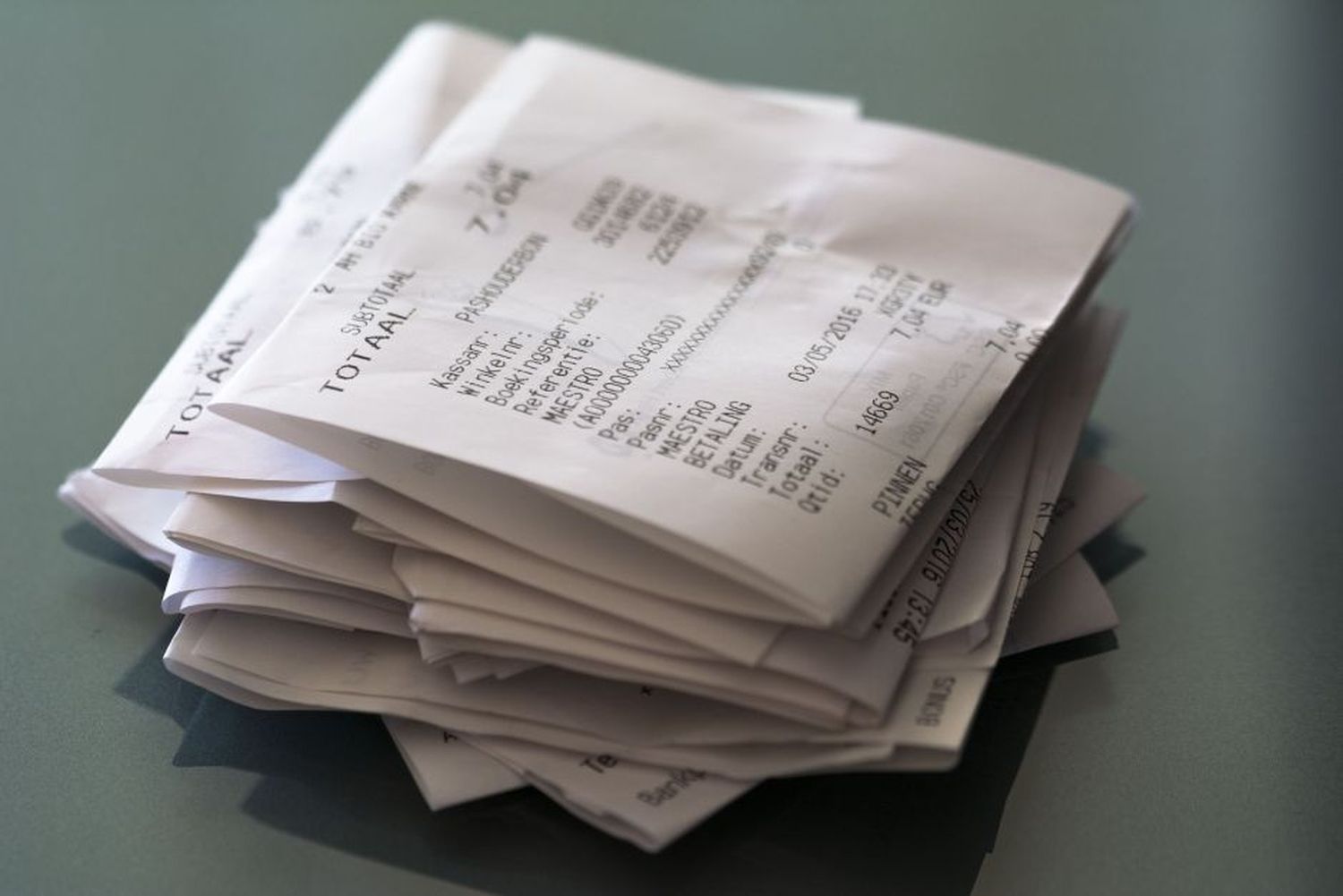 ¿Guardas los 'tickets' de compra? Un estudio afirma que pueden dar cáncer e infertilidad