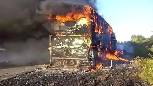 La Paz: Un colectivo se incendió por completo en plena ruta