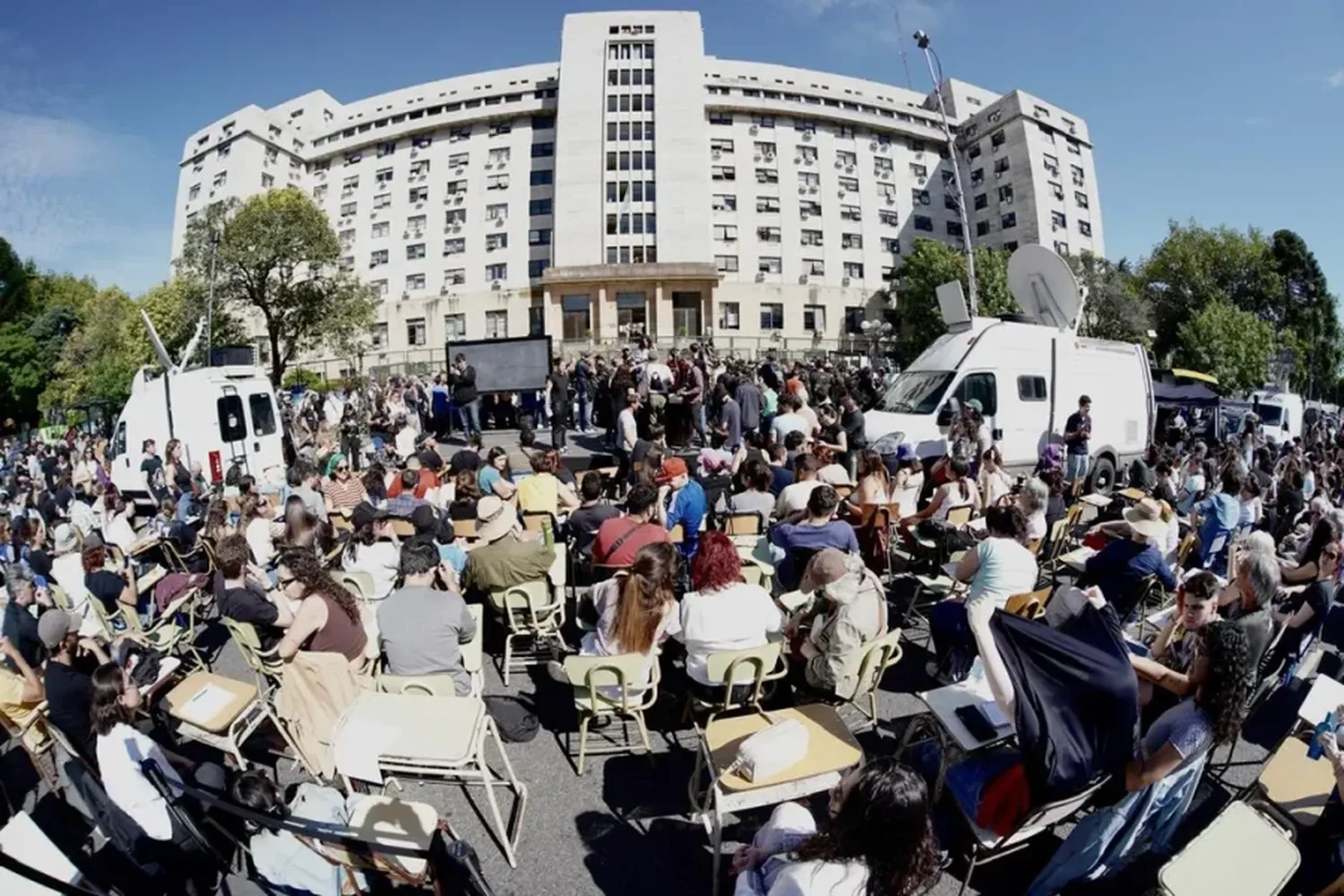 Fuerte custodia policial, doble vallado y "clase pública" a la espera del fallo de Casación