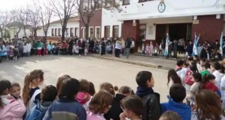 Abrazo simbólico a la unidad académica