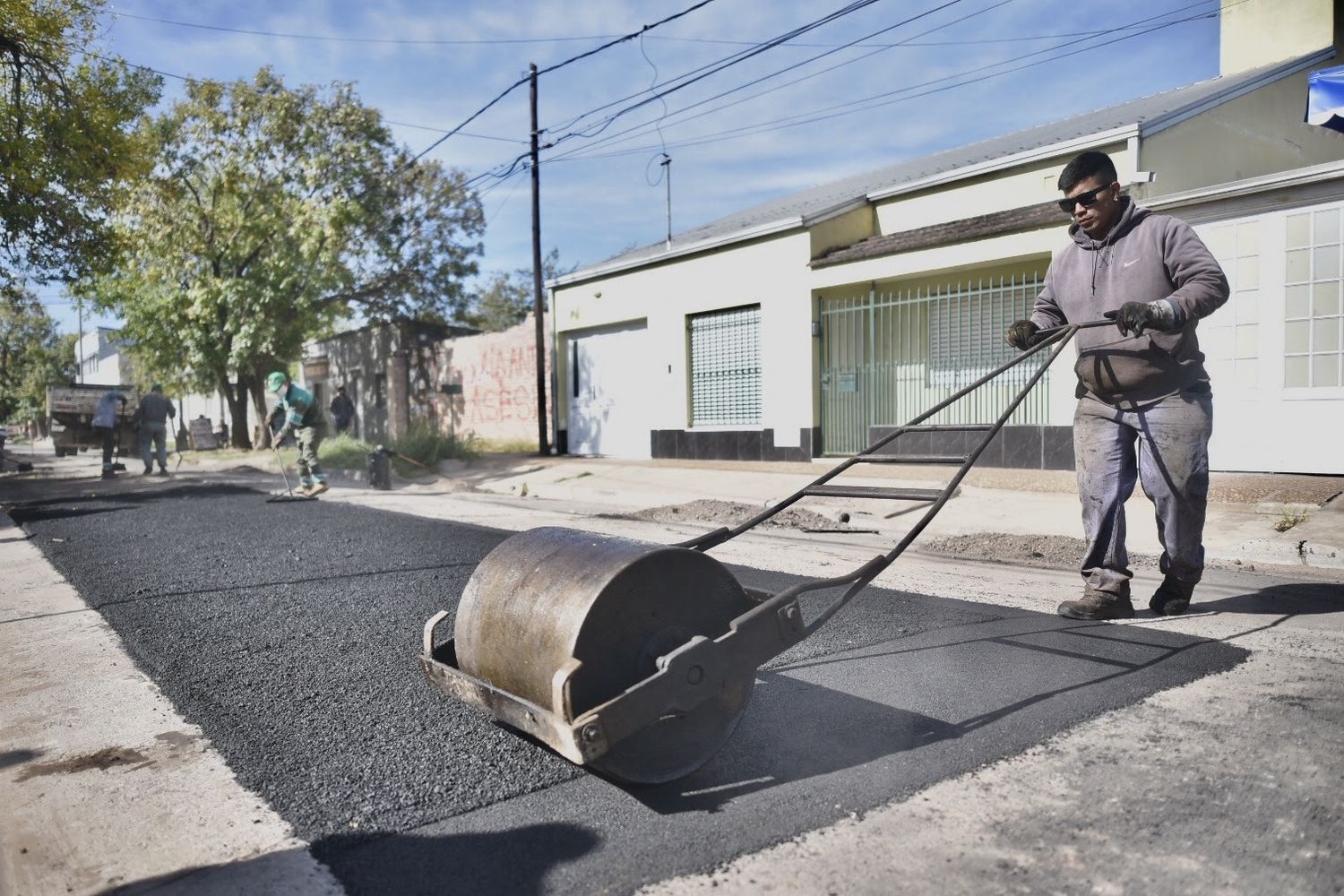 Plan de Bacheo: Jatón supervisó los avances de las obras en calle Calcena