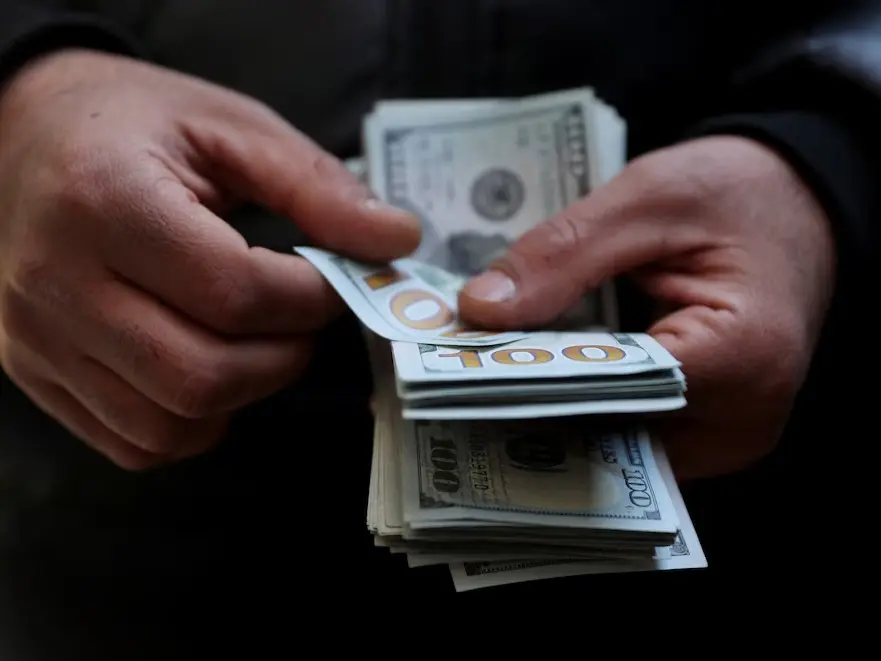El salario pretendido por los argentinos subió casi 50 % en dólares en los últimos 5 años