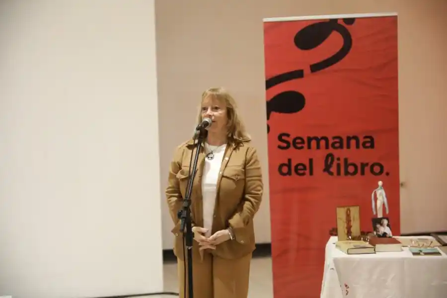 La secretaria de cultura Norma Becchio da la bienvenida a los presentes