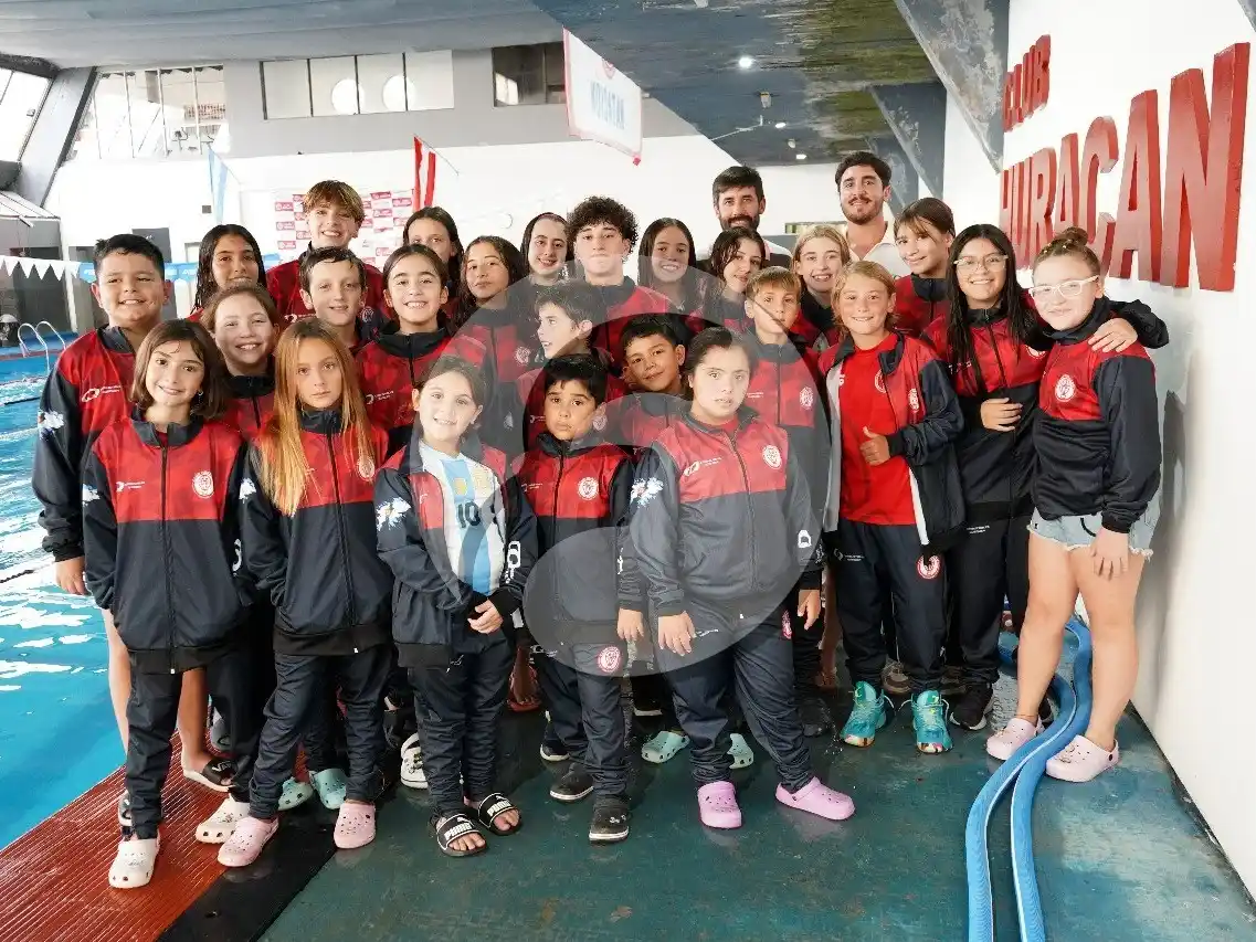 Los alumnos del Club Huracán junto a Francisco Del Río y Javier Espíndola