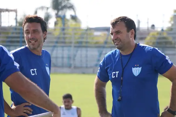 Javier Osella firmó su continuidad al frente de Juventud Unida