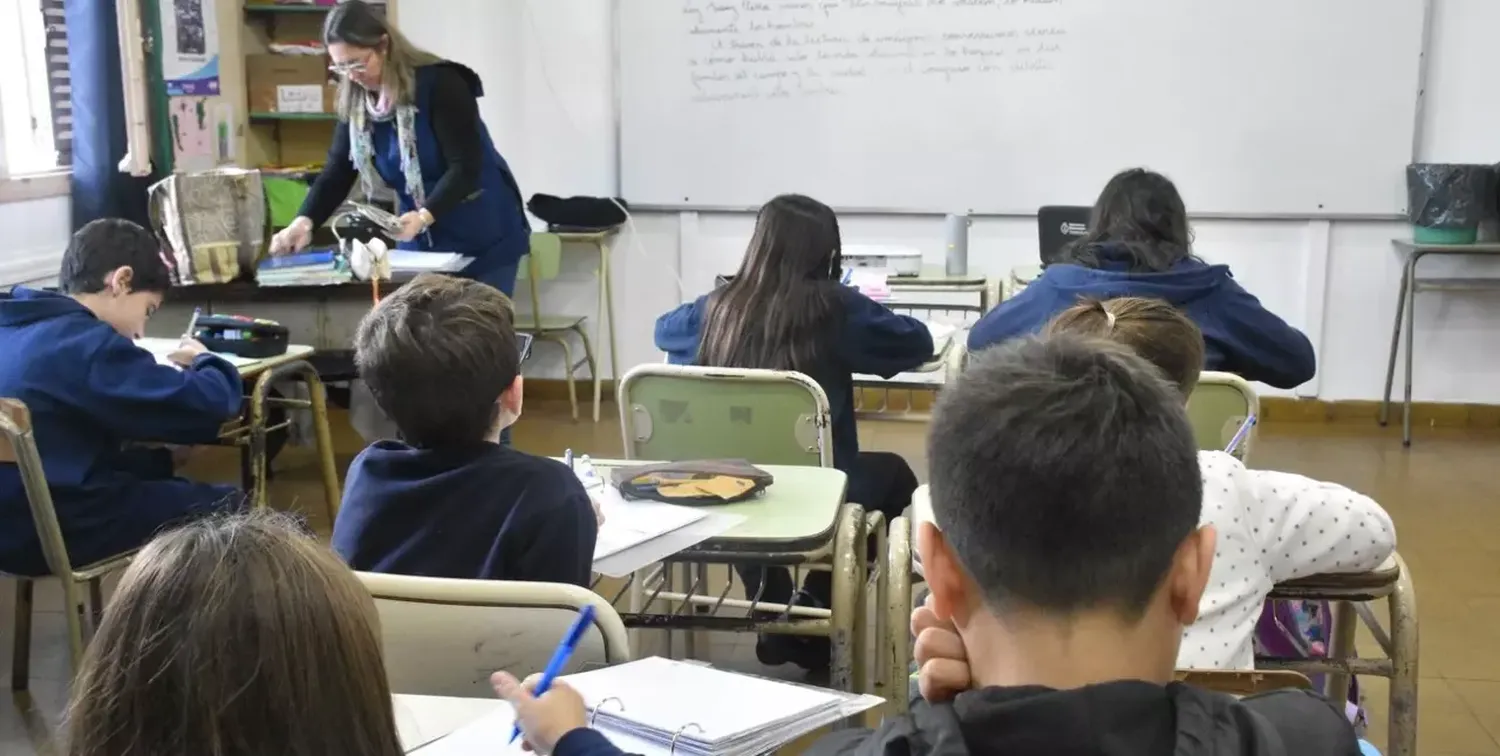 Educación garantiza el pago de horas a las escuelas que participan del Plan 25