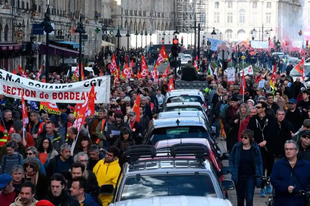 Francia: el Gobierno enfrenta un voto clave tras las protestas por la reforma jubilatoria