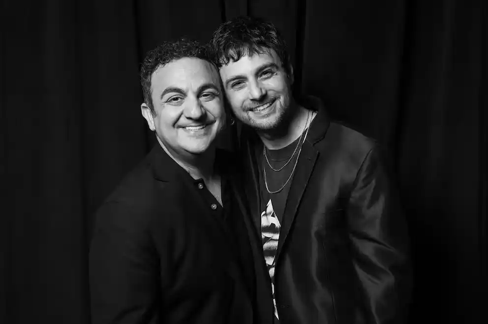 En blanco y negro, la pareja posando frente a la cámara