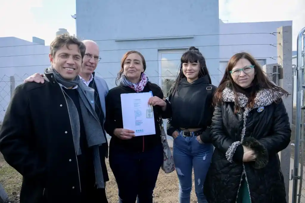 Pringles: Kicillof entregó viviendas e inauguró un centro de estudios superiores