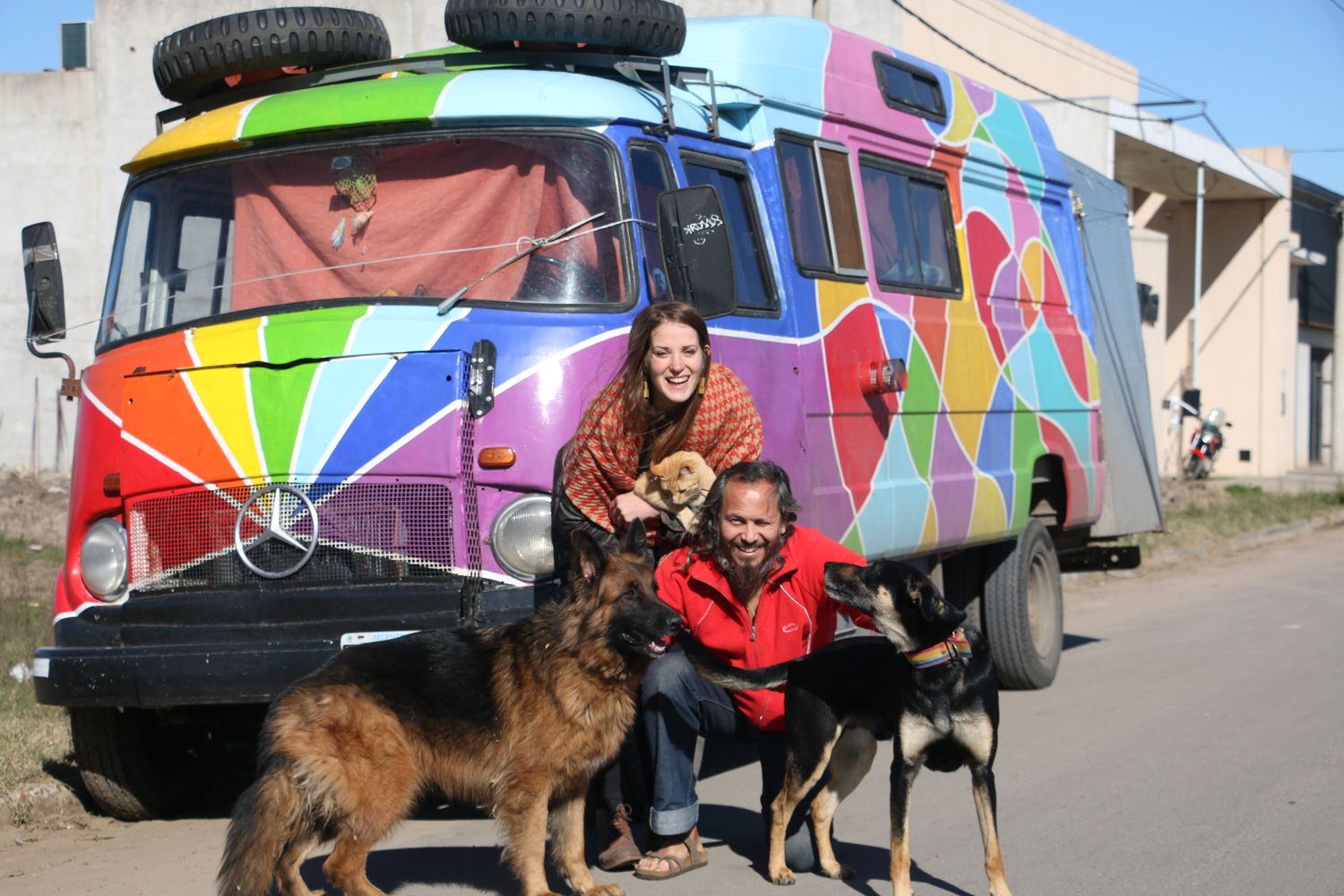 Junto a sus tres mascotas, un bahiense y una alemana recorren las rutas argentinas