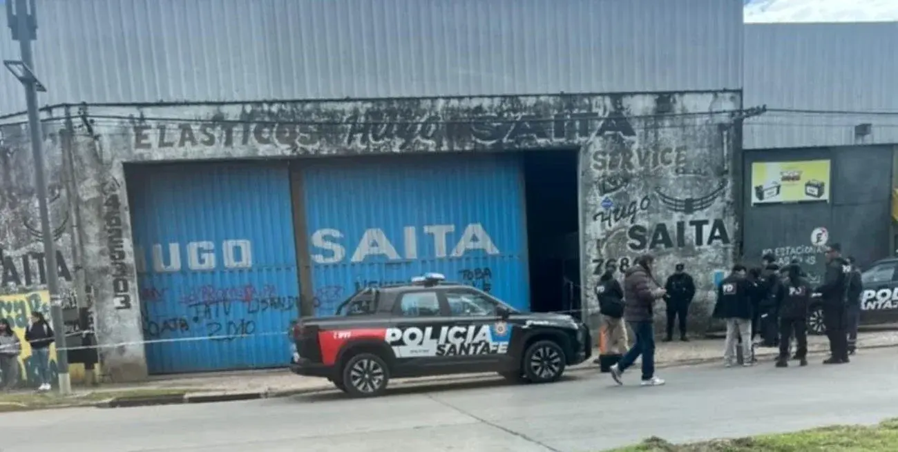 Tragedia laboral en el sur santafesino: un operario murió aplastado por un colectivo mientras trabajaba en un taller