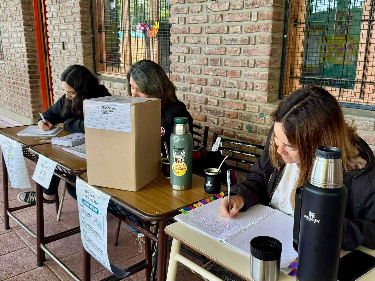 Las autoridades de mesa en pleno trabajo.