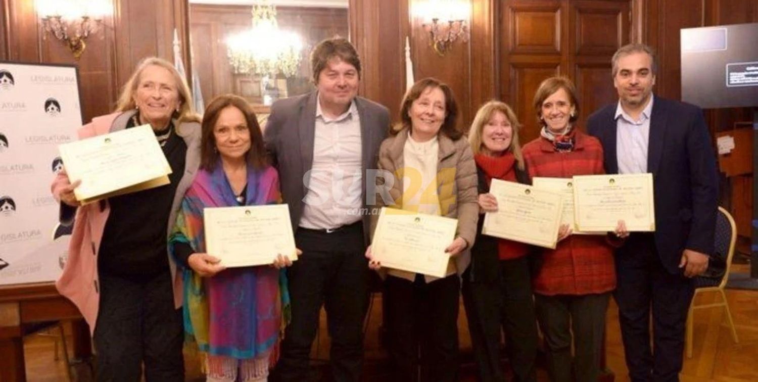 Reconocen a maestras argentinas que trabajaron en las Malvinas