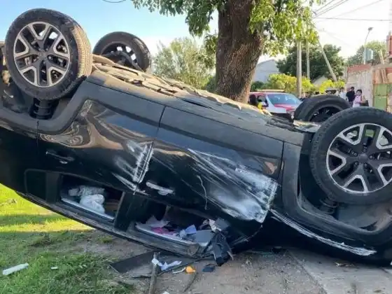 Así quedó el Jeep Renegade que atropelló a la mujer y a su hija de 11 meses.